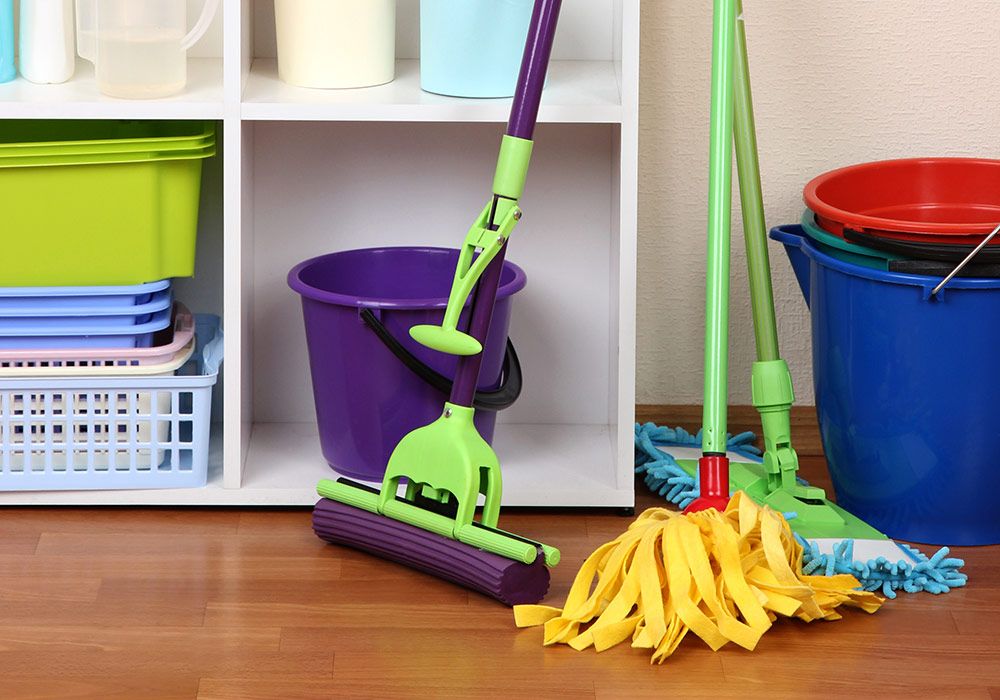 Optimisez l'organisation de votre placard à balais pour un rangement pratique et efficace