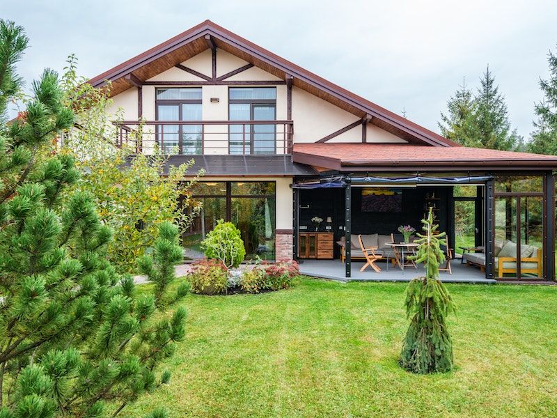 Véranda fermée : Transformez votre espace extérieur en havre de tranquillité toute l'année