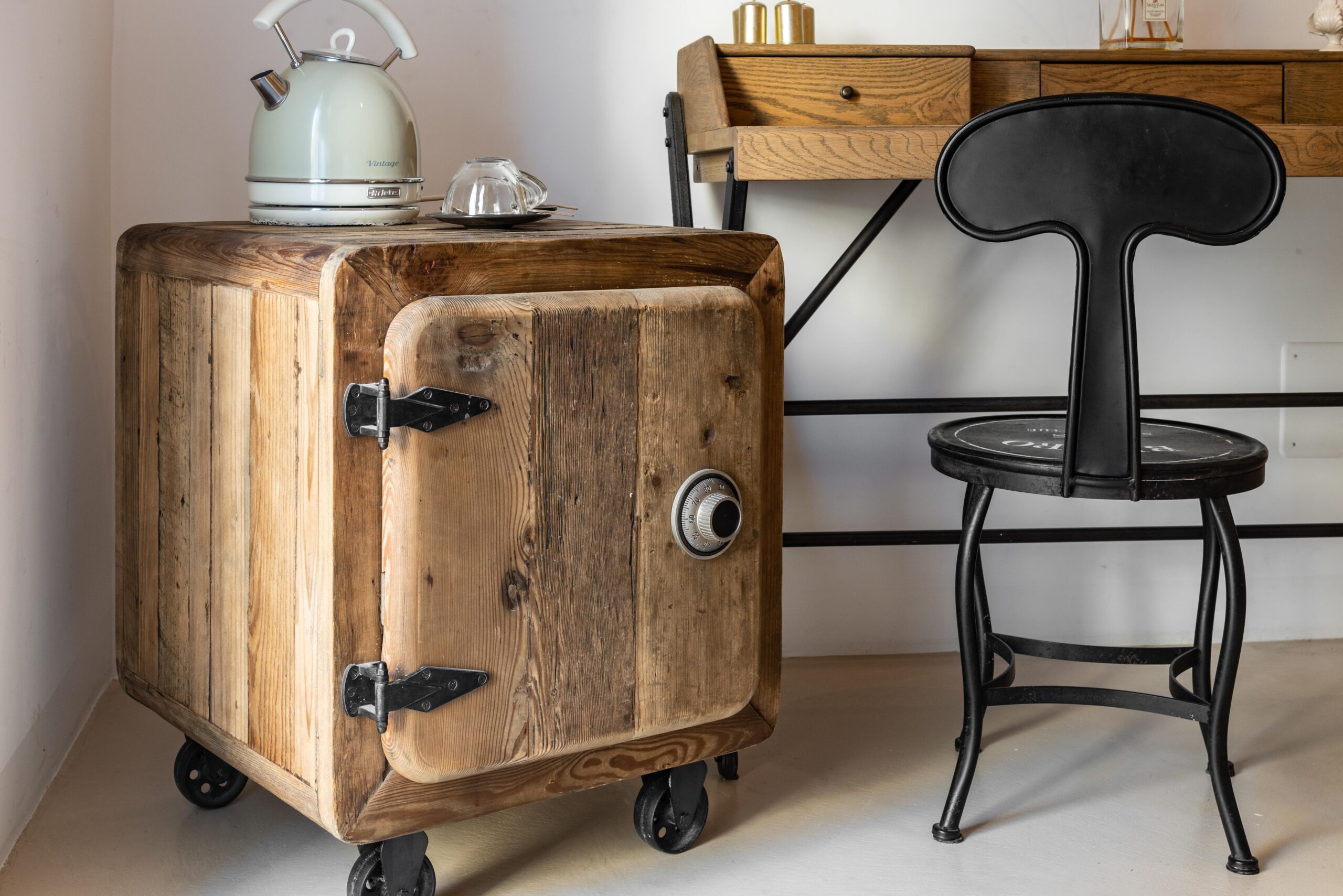 empty-chairs-table-home-min