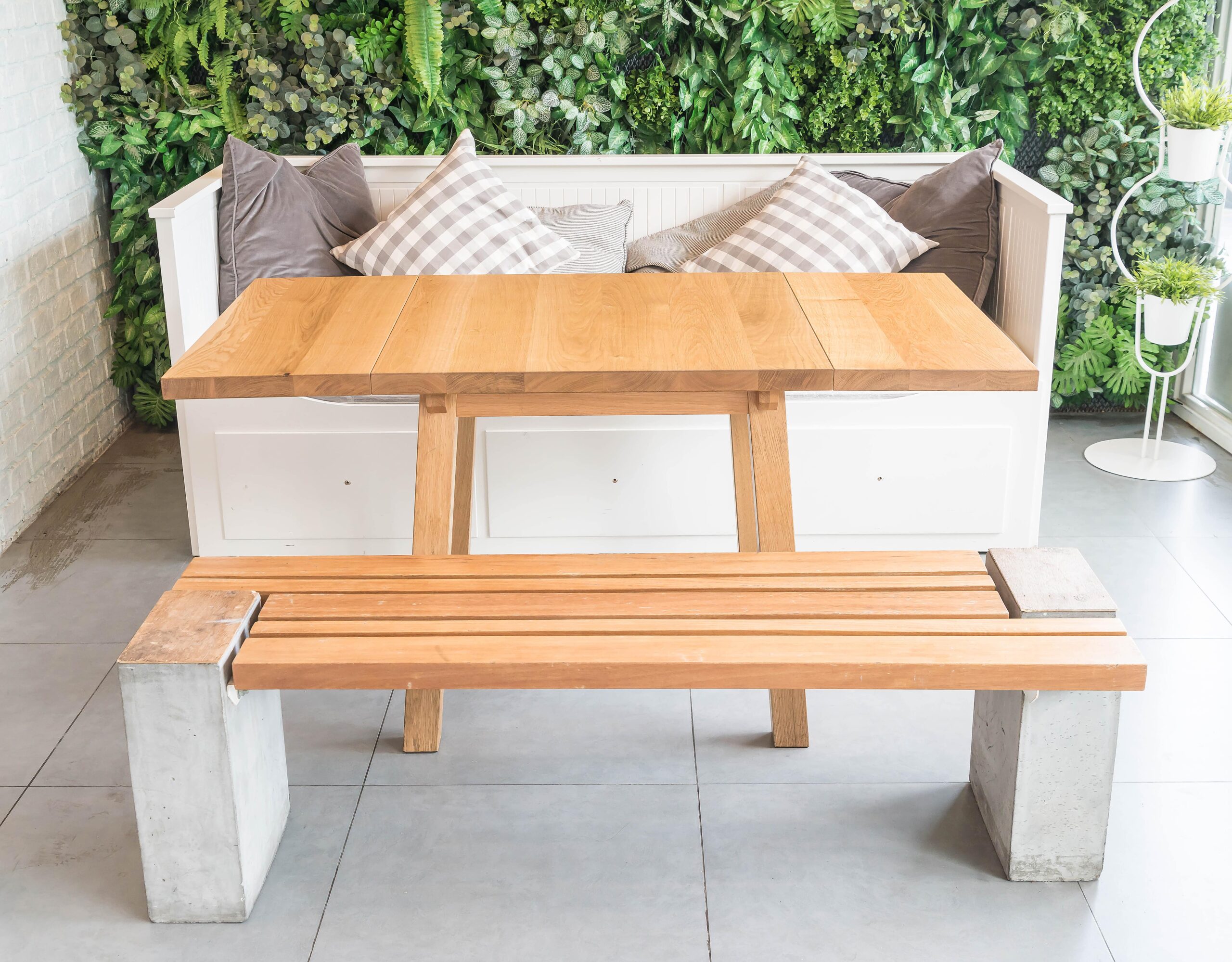 empty-chair-restaurant-min